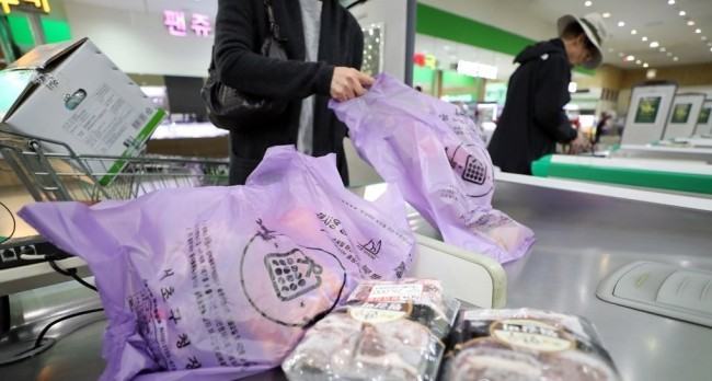Hàn Quốc phạt tới 3 triệu won nếu siêu thị dùng túi nylon