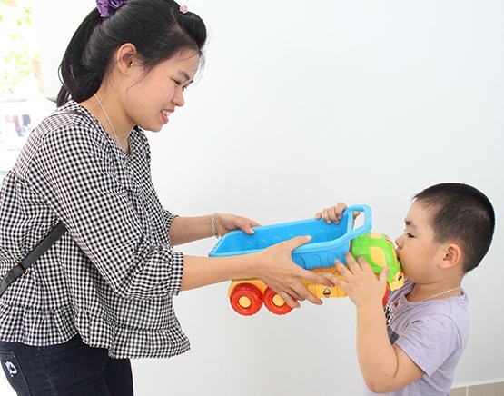 Trẻ tự kỷ: Cần thương và thưởng đúng cách