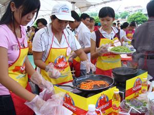 Trổ tài thi nấu ăn tại ngày hội