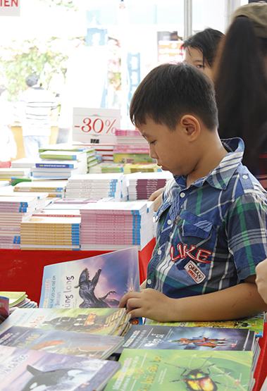 “Cơn lốc” giảm giá sách hè