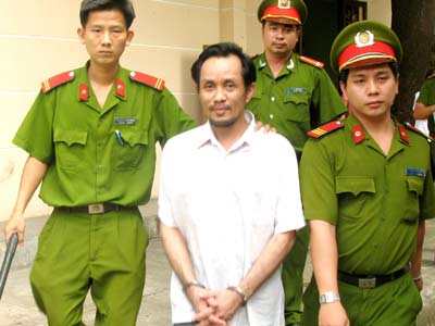 Tưới xăng đốt vợ vì… nói nhiều