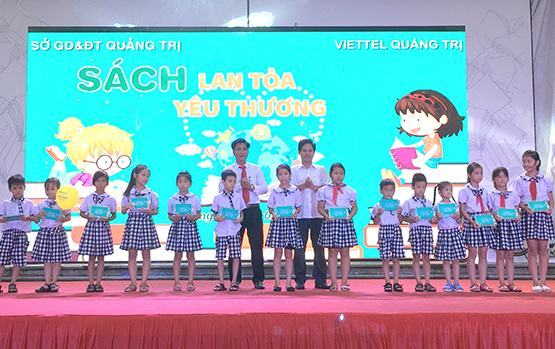 Tặng 50 tủ sách cho học sinh nghèo