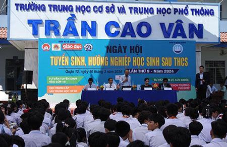 Hàng ngàn học sinh được tư vấn tuyển sinh vào lớp 10 và hướng nghiệp, phân luồng sau THCS