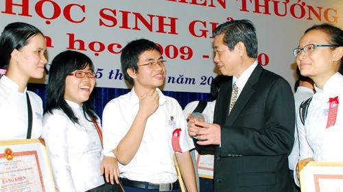 Tuyên dương 175 học sinh giỏi