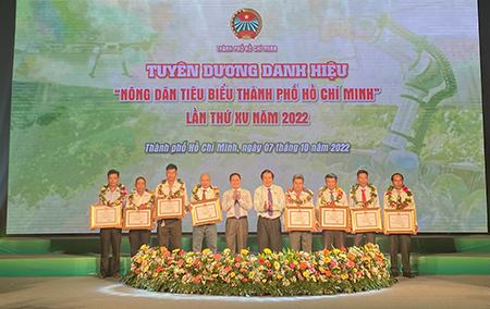 Tuyên dương nông dân và tôn vinh sản phẩm nông nghiệp tiêu biểu