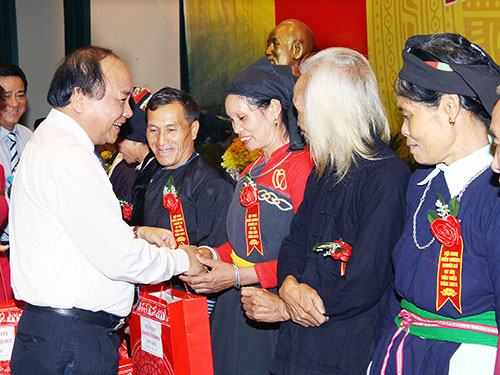 Tuyên dương gần 300 già làng, trưởng bản