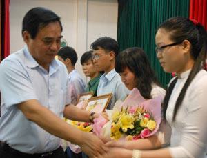 Tuyên dương, khen thưởng 12 thủ khoa