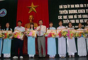 Tuyên dương tân thủ khoa ĐH năm 2012