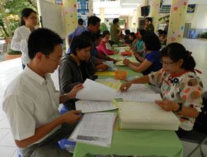 Tuyển sinh đầu cấp: Phụ huynh “quay” nhà trường