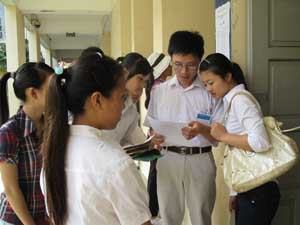 Tuyển sinh ĐH – CĐ 2012: Thí sinh bước vào ngày thi đầu tiên