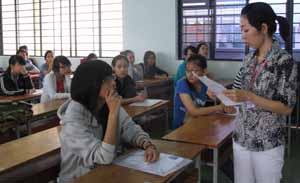 Tuyển sinh ĐH, CĐ 2013: Vừa chấm vừa “thanh”