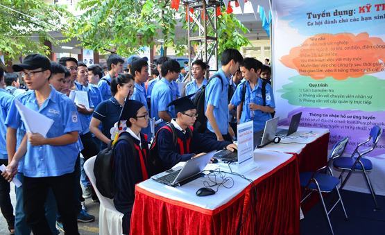 Tặng 300 triệu đồng học bổng cho Trường CĐ Kỹ thuật Cao Thắng