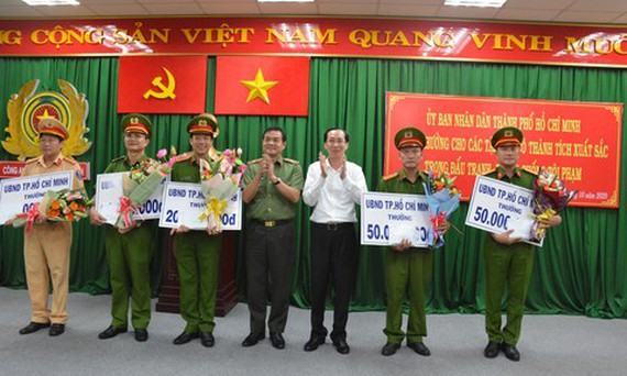 UBND TPHCM khen thưởng các đơn vị phá 2 đường dây ma túy