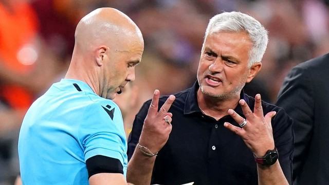 UEFA chính thức đưa ra án phạt cho HLV Mourinho vì lăng mạ trọng tài