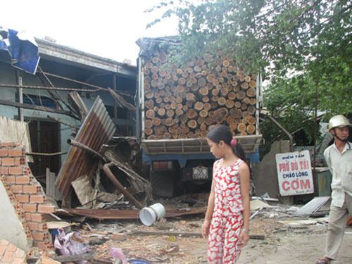 Ủi sập 3 quán phở, tài xế xỉu trong cabin