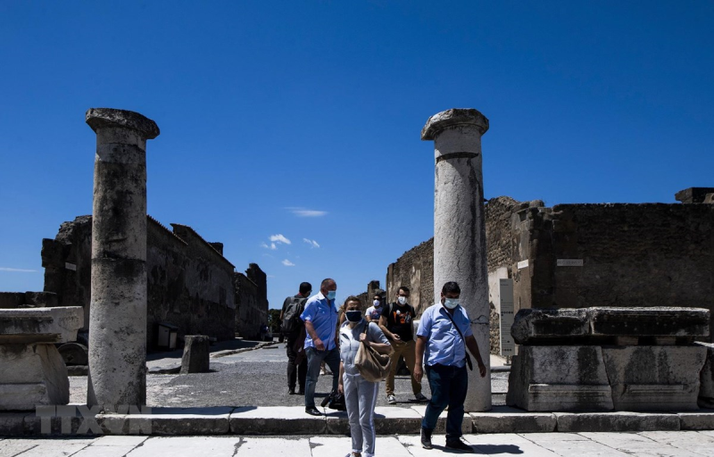 Khách thăm quan khu di tích Pompeii của Italy ngày 26/5/2020 sau một thời gian ngừng đón khách do dịch COVID-19. (Ảnh: AFP/TTXVN)