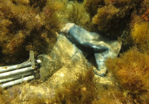 Uoc tinh hon 14 trieu tan nhua dang nam duoi day cac dai duong hinh anh 2