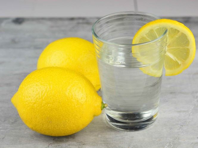Uống nước chanh ấm buổi sáng