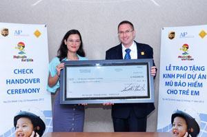 UPS tặng 3.000 mũ bảo hiểm cho trẻ em Việt Nam