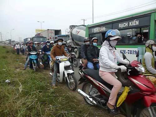 Va chạm với xe khách, một người nguy kịch