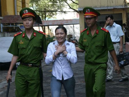 Va quẹt trong bếp, đâm chị họ trọng thương