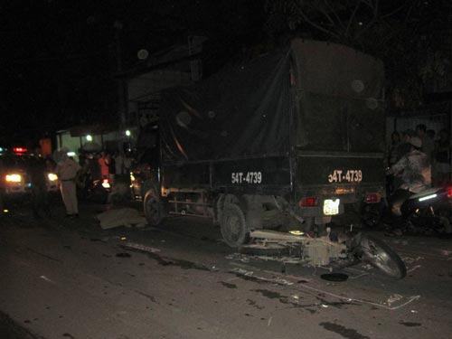 Va quẹt xe máy, bị hất tung lên đầu xe tải