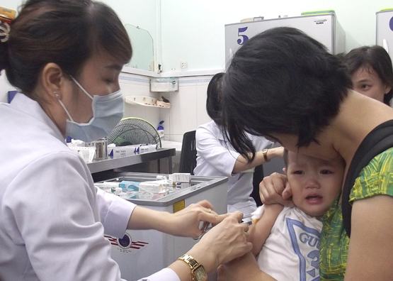 Tiêm vaccine 6 trong 1 miễn phí: “Cháy hàng” trong 8 phút