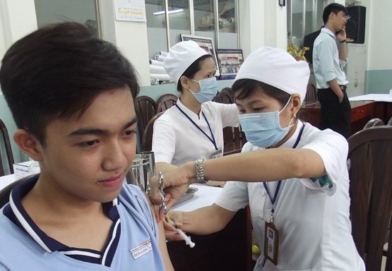 Tiêm vaccine sởi – rubella cho HS lớp 11, 12: Không để xảy ra phản ứng sau tiêm