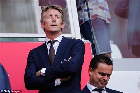 Van Der Sar từ chối lời đề nghị trở lại MU