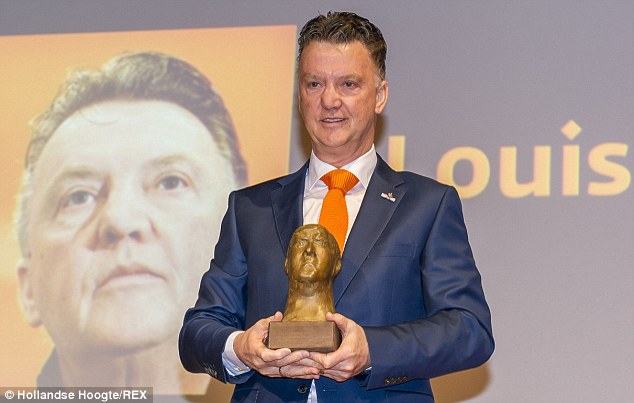 Van Gaal hí hửng bỏ túi danh hiệu đầu tiên