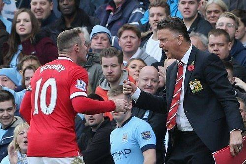 Van Gaal… khen Rooney, Carrick dám ra mặt phản ứng!
