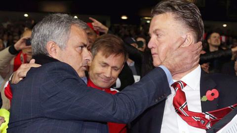 Van Gaal xin hàng, Mourinho xin chào