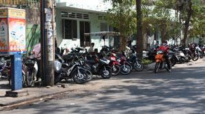 Văn hóa giao thông nhìn từ góc độ kinh doanh: Kỳ 1: Vỉa hè bị lấn chiếm làm nơi buôn bán