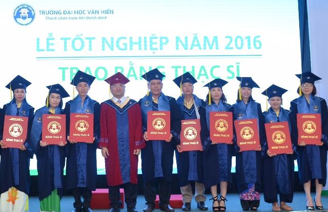 Trao bằng tốt nghiệp cho 180 cử nhân, thạc sĩ