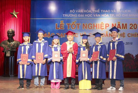 187 sinh viên nhận bằng tốt nghiệp