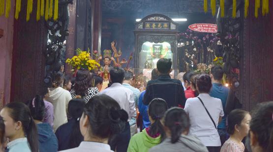 Lễ hội tháng giêng: Những điều trông thấy mà…