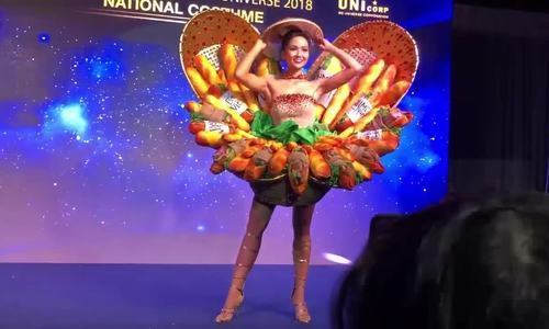 HHen Niê trình diễn trang phục Bánh mì