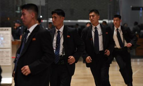 Hàng rào ba lớp bảo vệ Kim Jong-un khi công du nước ngoài