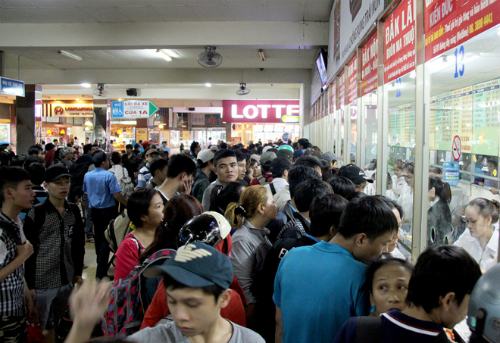 Ga Sài Gòn còn hơn 14.400 vé tàu Tết Bính Thân