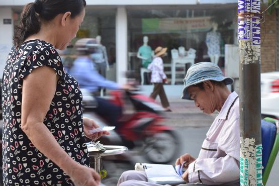 Bán vé số giấy lao đao