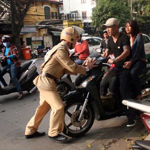 Vi phạm giao thông, còn đâm cảnh sát gẫy chân