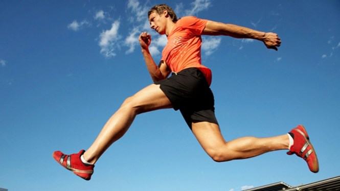 Cần uống đủ nước trước, trong và sau khi tập luyện để cơ thể không kiệt sức khi tập  /// Ảnh: Shutterstock