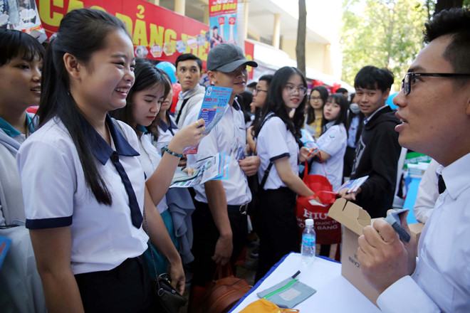 Tham gia tư vấn cho thí sinh trong chương trình Tư vấn mùa thi, một cách các trường tiếp xúc với thí sinh  /// Ảnh: Ngọc Dương