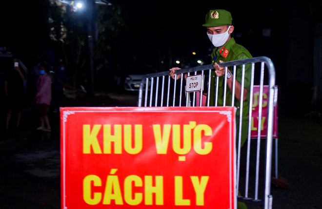 Dỡ bỏ cách ly thôn Đông Cứu (xã Dũng Tiến, H.Thường Tín, Hà Nội) lúc 0 giờ ngày 14.5  /// Ảnh: Trần Thắng