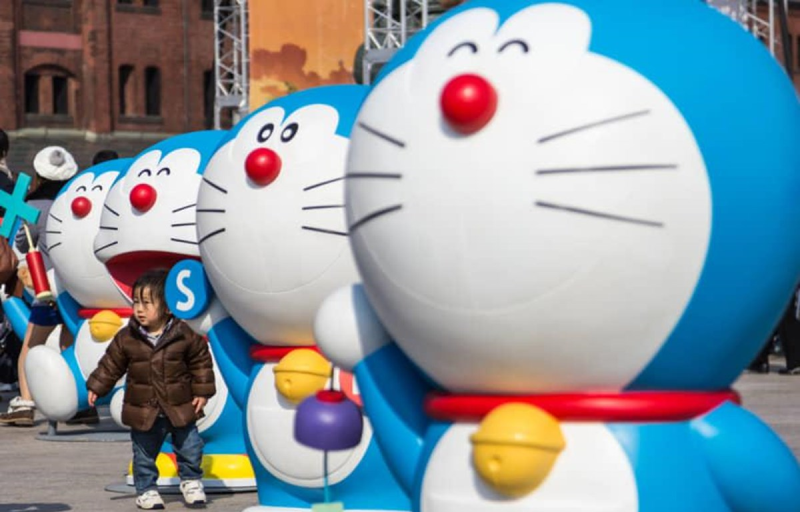 Một bé gái trước các hình nộm của nhân vật Doraemon tại Yokohama (Nguồn: Kyodo)