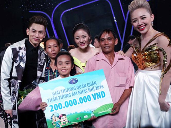 Vì sao Hồ Văn Cường làm mặt đơ khi đoạt giải Vietnam Idol Kids?
