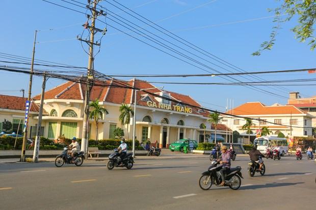 Vi sao nhieu dia phuong muon day nha ga duong sat ra khoi noi do? hinh anh 1