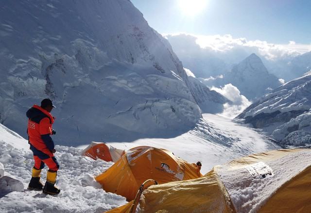 Vì sao nhiều thi thể nằm rải rác trên đỉnh Everest mà không được đưa xuống?