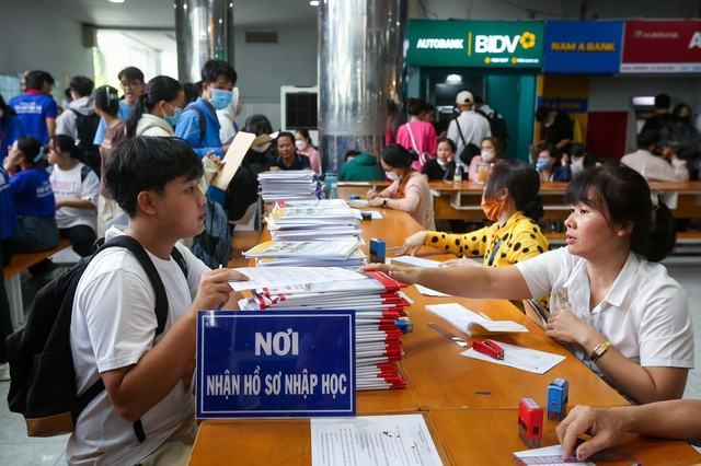 Học phí tiếng Anh: Không học sinh viên vẫn phải đóng tiền - Ảnh 2.