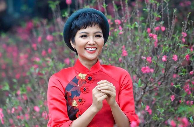 Sở hữu làn da nâu cùng mái tóc tém, HHen Niê có vẻ đẹp rất cá tính khi mặc áo dài /// Ảnh: FBNV